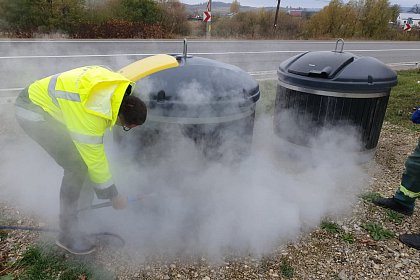 Containerele de gunoi din Suceava, igienizate periodic, inclusiv cu abur fierbinte (Foto - Video)