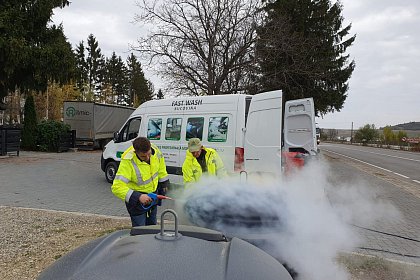 Containerele de gunoi din Suceava, igienizate periodic, inclusiv cu abur fierbinte (Foto - Video)