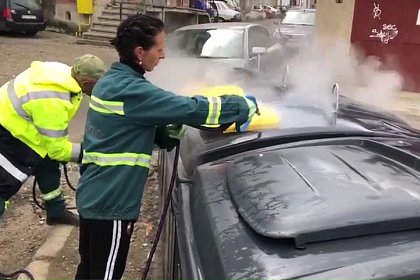 Containerele de gunoi din Suceava, igienizate periodic, inclusiv cu abur fierbinte (Foto - Video)