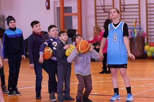 „Și moșul joacă baschet”, vineri, pentru copiii defavorizați din două școli sucevene