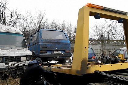 Sute de mașini abandonate în municipiul Suceava, ridicate