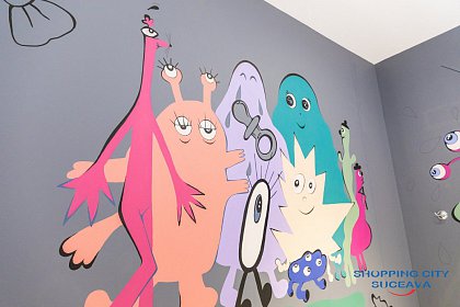 Picturi haioase pe pereții toaletelor din incinta Shopping City Suceava