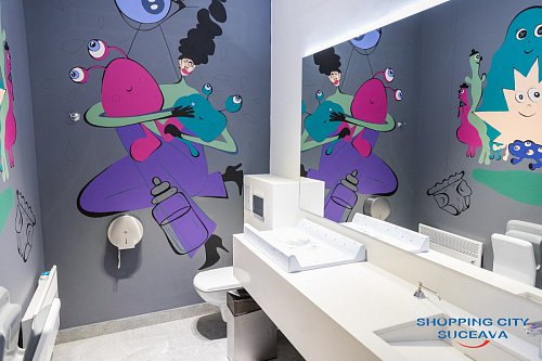 Picturi haioase pe pereții toaletelor din incinta Shopping City Suceava