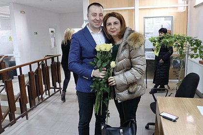 Mii de flori împărțite doamnelor și domnișoarelor din Suceava, de pe 1 până pe 8 Martie