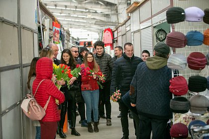 Mii de flori împărțite doamnelor și domnișoarelor din Suceava, de pe 1 până pe 8 Martie