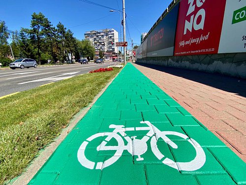 Piste de biciclete marcate integral cu vopsea verde, în Suceava