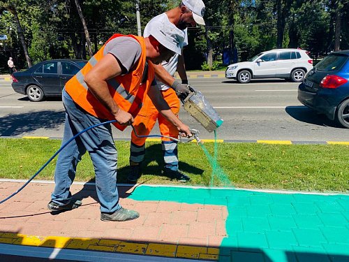 Piste de biciclete marcate integral cu vopsea verde, în Suceava