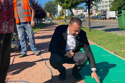 Piste de biciclete marcate integral cu vopsea verde, în Suceava