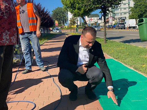 Piste de biciclete marcate integral cu vopsea verde, în Suceava