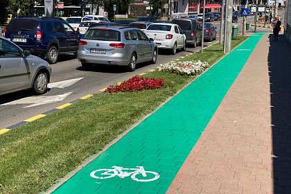 Piste de biciclete marcate integral cu vopsea verde, în Suceava