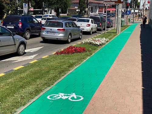 Piste de biciclete marcate integral cu vopsea verde, în Suceava