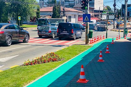 Piste de biciclete marcate integral cu vopsea verde, în Suceava