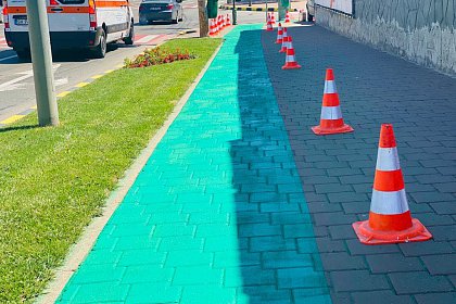 Piste de biciclete marcate integral cu vopsea verde, în Suceava