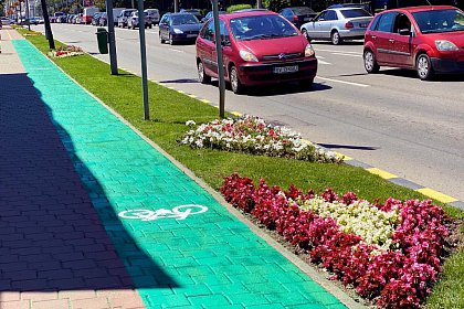 Piste de biciclete marcate integral cu vopsea verde, în Suceava