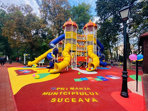 Loc de joacă modern, unde se pot juca 150 de copii simultan, finalizat în Parcul Central Suceava