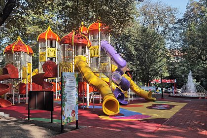 Loc de joacă modern, unde se pot juca 150 de copii simultan, finalizat în Parcul Central Suceava