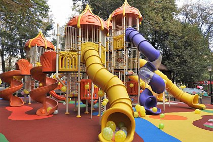 Loc de joacă modern, unde se pot juca 150 de copii simultan, finalizat în Parcul Central Suceava