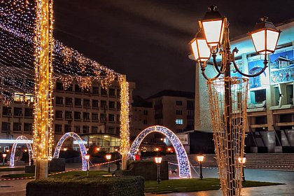 Municipiul Suceava, înfrumusețat pentru sărbătorile de iarnă cu mii de decorațiuni luminoase