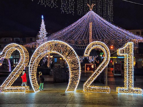Municipiul Suceava, înfrumusețat pentru sărbătorile de iarnă cu mii de decorațiuni luminoase