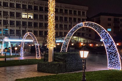 Municipiul Suceava, înfrumusețat pentru sărbătorile de iarnă cu mii de decorațiuni luminoase