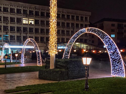 Municipiul Suceava, înfrumusețat pentru sărbătorile de iarnă cu mii de decorațiuni luminoase