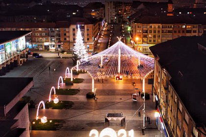 Municipiul Suceava, înfrumusețat pentru sărbătorile de iarnă cu mii de decorațiuni luminoase