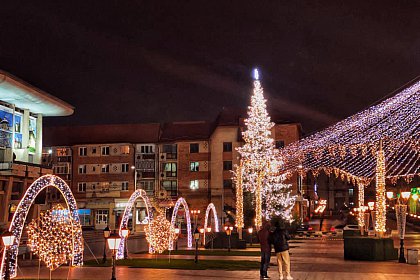 Municipiul Suceava, înfrumusețat pentru sărbătorile de iarnă cu mii de decorațiuni luminoase