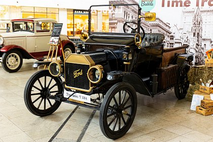 Călătorie în timp pe patru roți. Mașinile americane și britanice care au scris istorie, expuse la Iulius Mall Suceava - Model T 1914 de la Ford