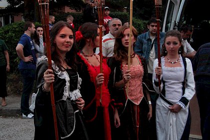 Parada cu făclii dă startul Festivalului de Artă Medievală „Ştefan cel Mare” Suceava