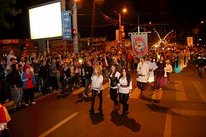 Parada cu făclii dă startul Festivalului de Artă Medievală „Ştefan cel Mare” Suceava