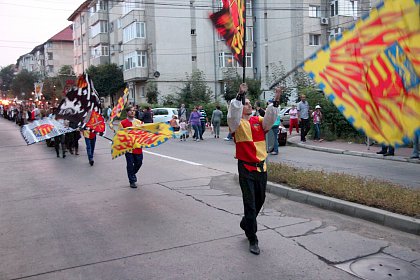 Parada cu făclii dă startul Festivalului de Artă Medievală „Ştefan cel Mare” Suceava