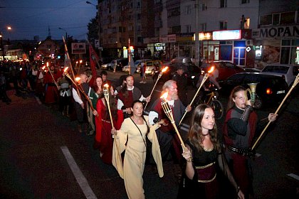 Parada cu făclii dă startul Festivalului de Artă Medievală „Ştefan cel Mare” Suceava