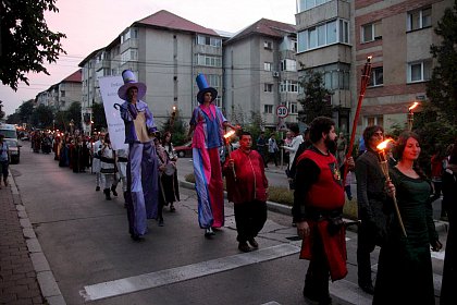 Parada cu făclii dă startul Festivalului de Artă Medievală „Ştefan cel Mare” Suceava