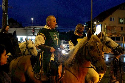 Cavaleri, domnite, razboinici si arlechini in cea mai mare parada medievala din Romania