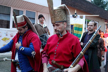 Cavaleri, domnite, razboinici si arlechini in cea mai mare parada medievala din Romania