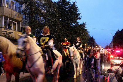 Cavaleri, domnite, razboinici si arlechini in cea mai mare parada medievala din Romania