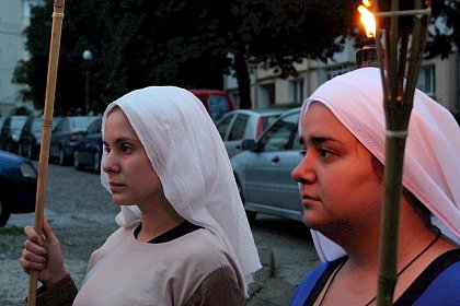 Cavaleri, domnite, razboinici si arlechini in cea mai mare parada medievala din Romania