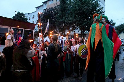 Cavaleri, domnite, razboinici si arlechini in cea mai mare parada medievala din Romania