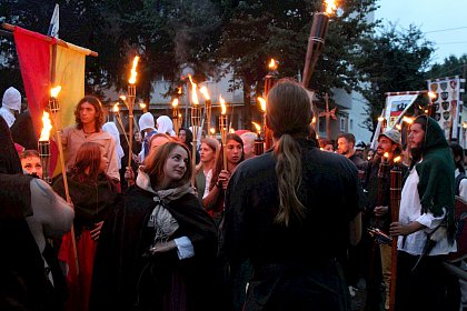 Cavaleri, domnite, razboinici si arlechini in cea mai mare parada medievala din Romania