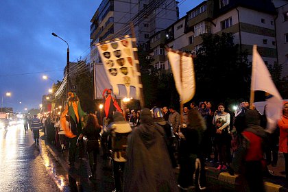 Cavaleri, domnite, razboinici si arlechini in cea mai mare parada medievala din Romania