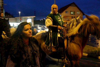 Cavaleri, domnite, razboinici si arlechini in cea mai mare parada medievala din Romania