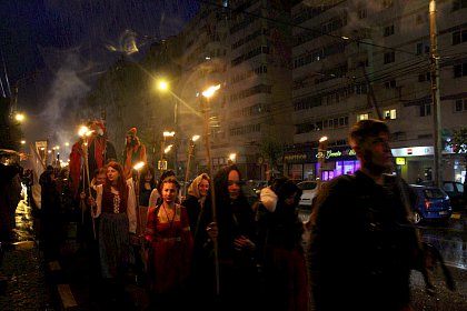 Cavaleri, domnite, razboinici si arlechini in cea mai mare parada medievala din Romania