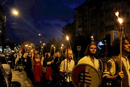 Cavaleri, domnite, razboinici si arlechini in cea mai mare parada medievala din Romania