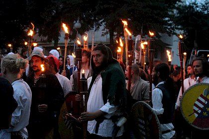 Cavaleri, domnite, razboinici si arlechini in cea mai mare parada medievala din Romania