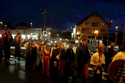 Cavaleri, domnite, razboinici si arlechini in cea mai mare parada medievala din Romania