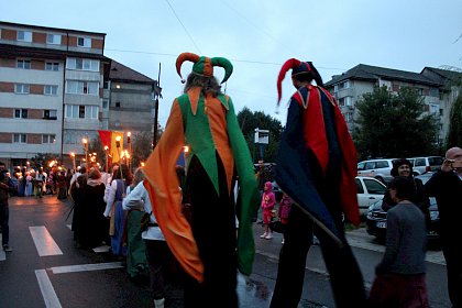 Cavaleri, domnite, razboinici si arlechini in cea mai mare parada medievala din Romania