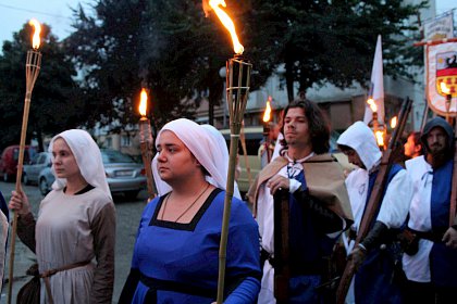 Cavaleri, domnite, razboinici si arlechini in cea mai mare parada medievala din Romania