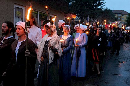 Cavaleri, domnite, razboinici si arlechini in cea mai mare parada medievala din Romania