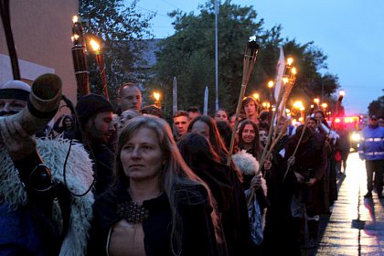 Cavaleri, domnite, razboinici si arlechini in cea mai mare parada medievala din Romania