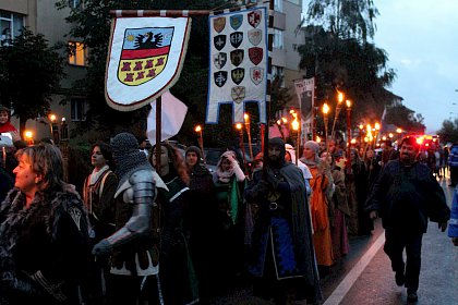Cavaleri, domnite, razboinici si arlechini in cea mai mare parada medievala din Romania